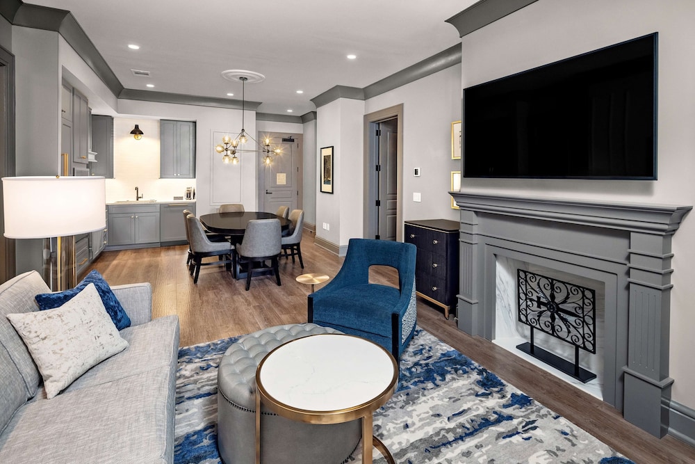 2 Bedroom, 1 King & 2 Queen Deluxe Suite, Accessible (Hearing)
