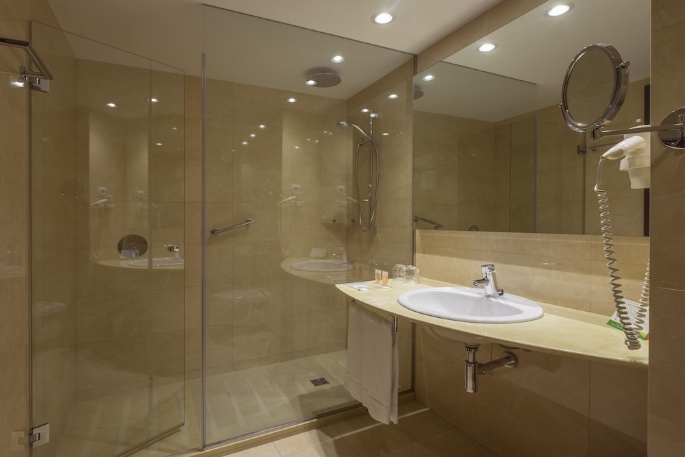 Double Room Single Use, Multiple Beds