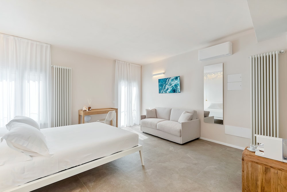Luxury Suite, 1 King Bed, Sea View, Annex Building photo 1