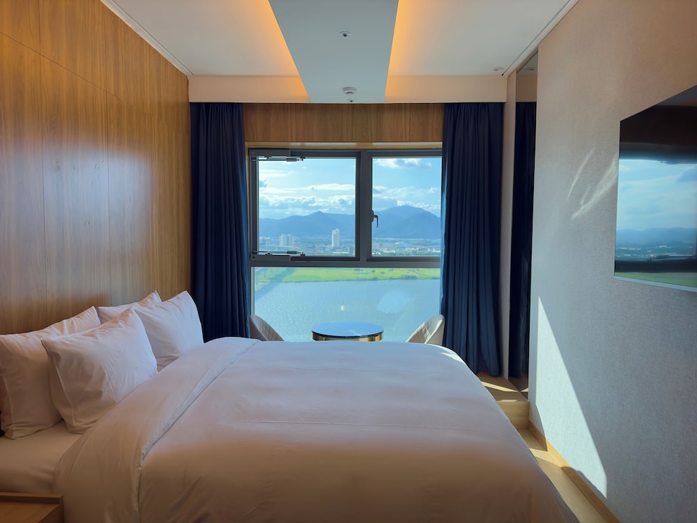 Superior Double Room, River View - Photo 8