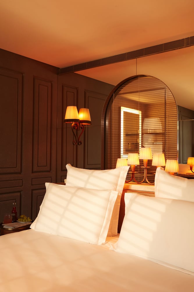 Deluxe Room, 1 King Bed - Photo 7