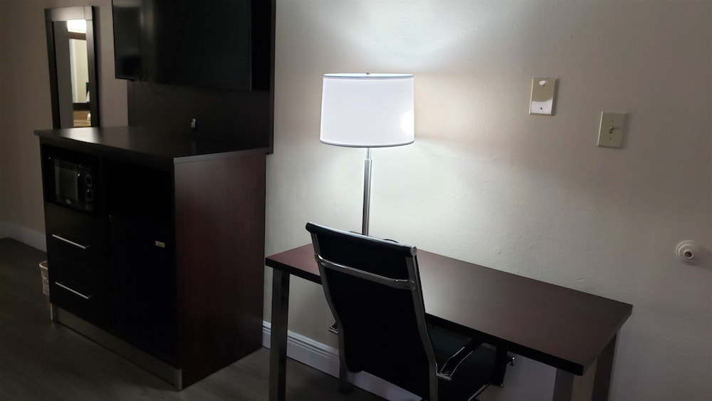 Deluxe Room, 1 King Bed, Accessible, Non Smoking (Roll-In Shower) - Photo 6