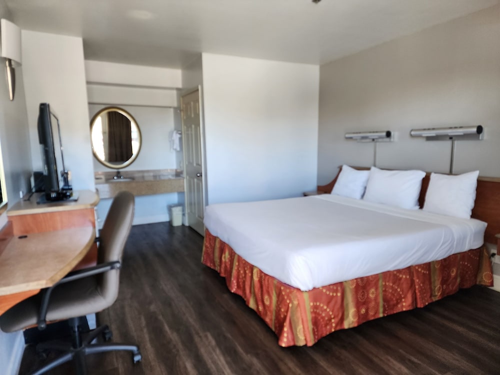 Deluxe Room, 1 King Bed, Non Smoking photo 2
