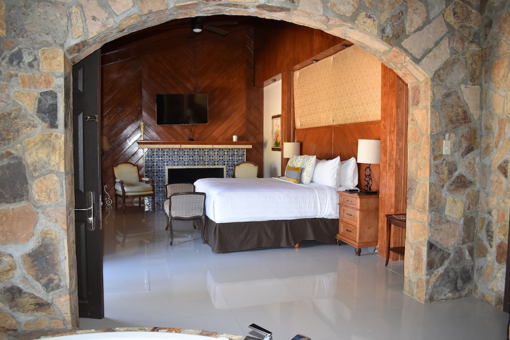 Deluxe Studio Suite, Hot Tub