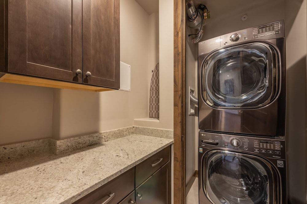 Luxury Condo, 2 Bedrooms, Balcony, Mountain View photo 3