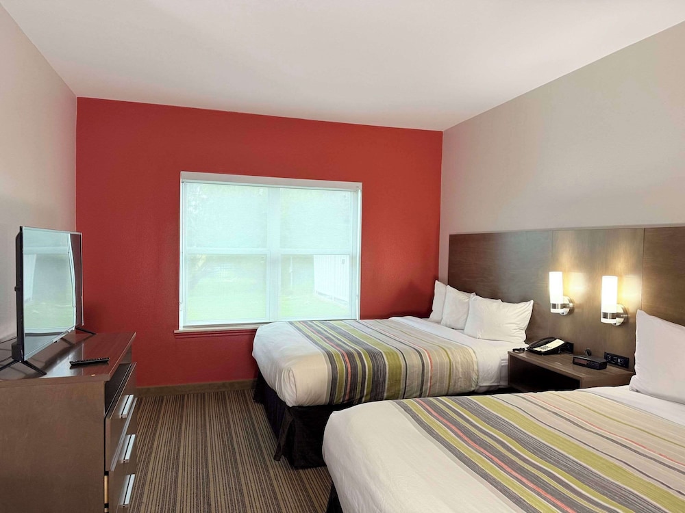 Premium Suite, 2 Queen Beds, Non Smoking - Photo 2