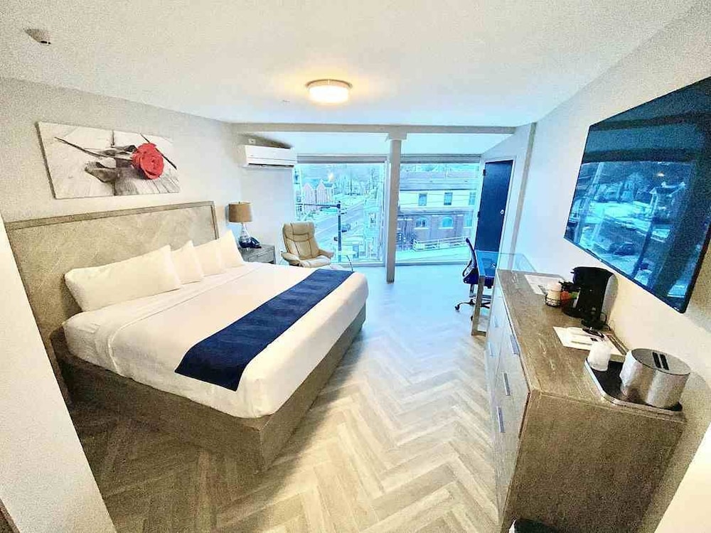 Luxurious Deluxe King Room w/ 65'' TV - Complimentary Drinks - Non-smoking
