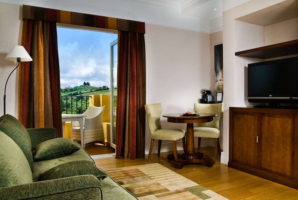 Suite, Golf View - Photo 11