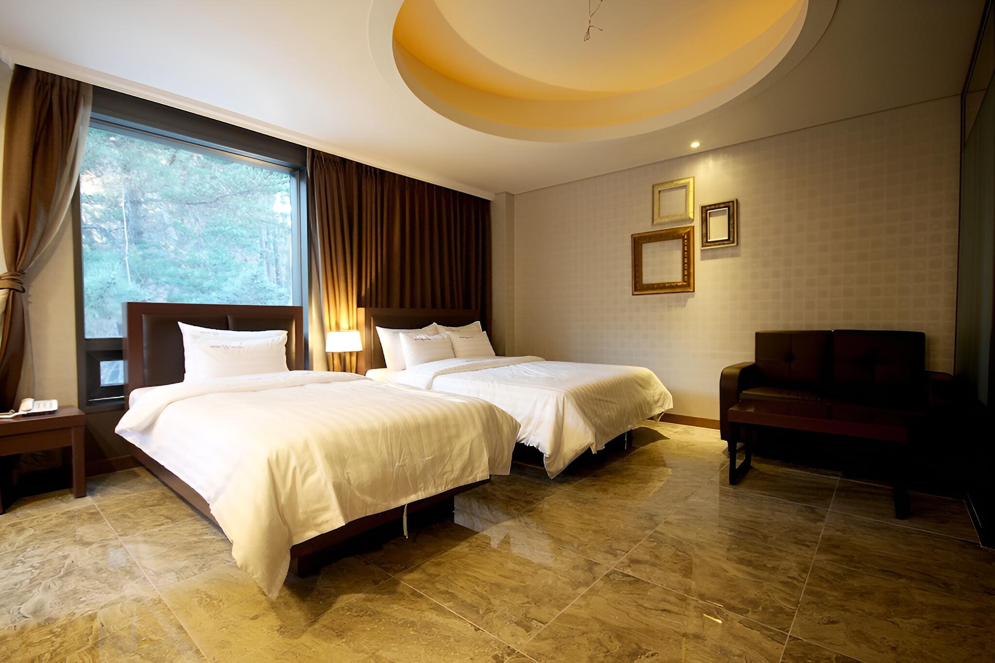 Room (SUITE) - Photo 8