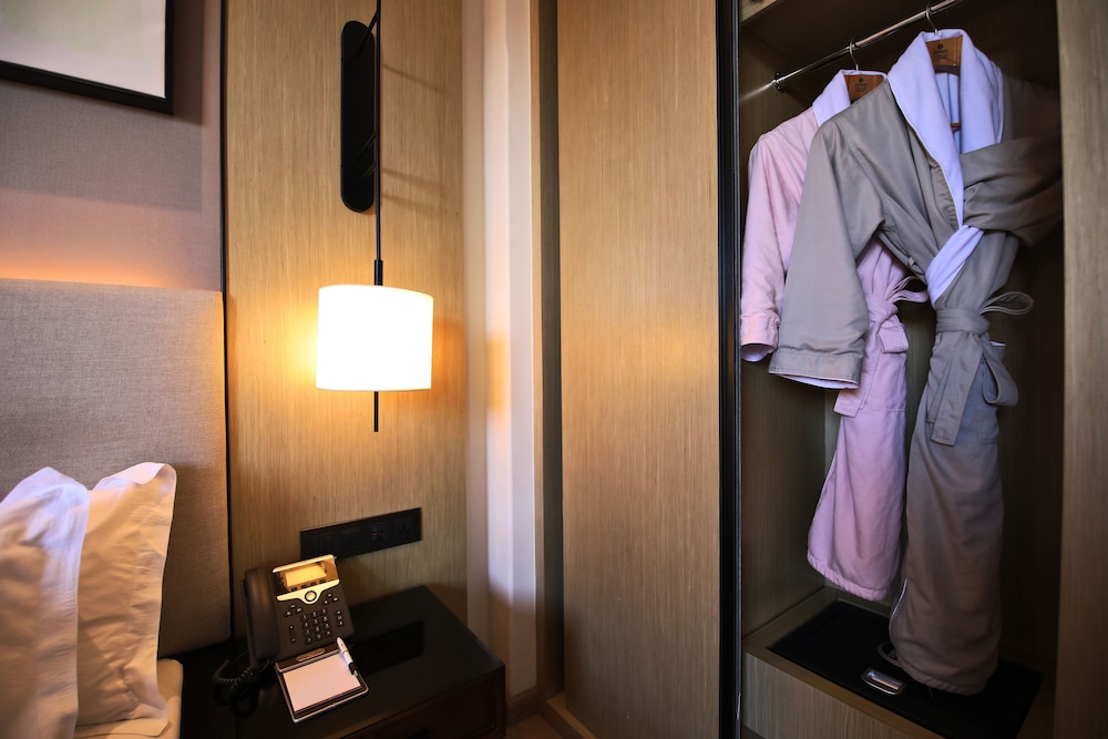 Standard Double Room thumbnail 5