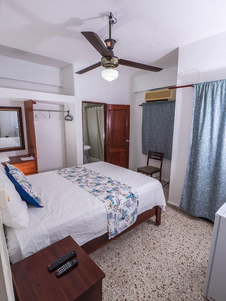 Standard B, 1 Queen Bed photo 3