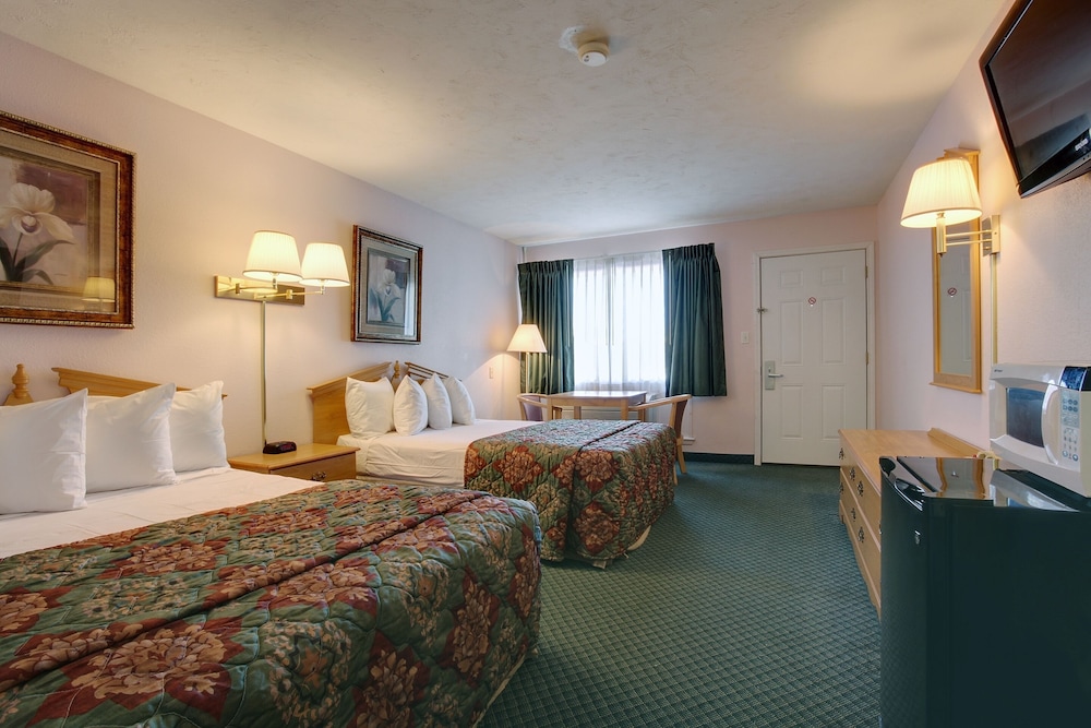 Standard Room, Smoking (3 Double Beds) photo 1