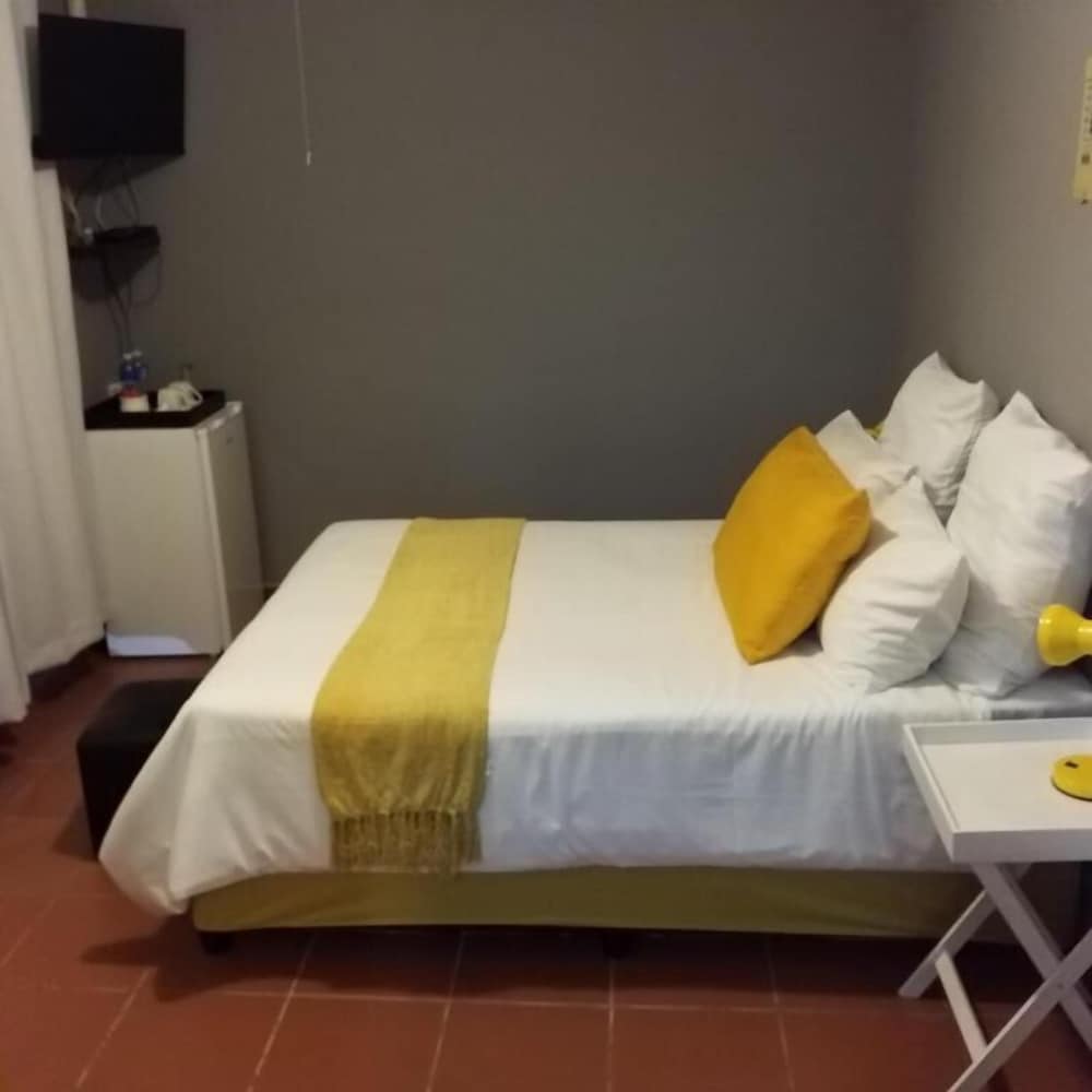 Standard Double Room - Photo 11