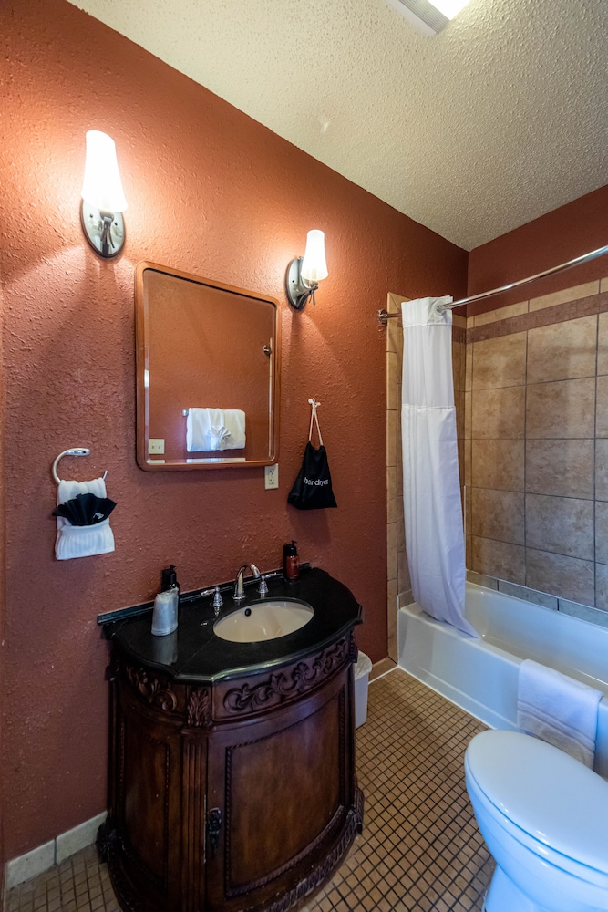 Standard Single Room, 1 Queen Bed (Victorian) photo 2