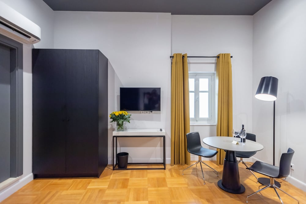 Executive Suite - Photo 12