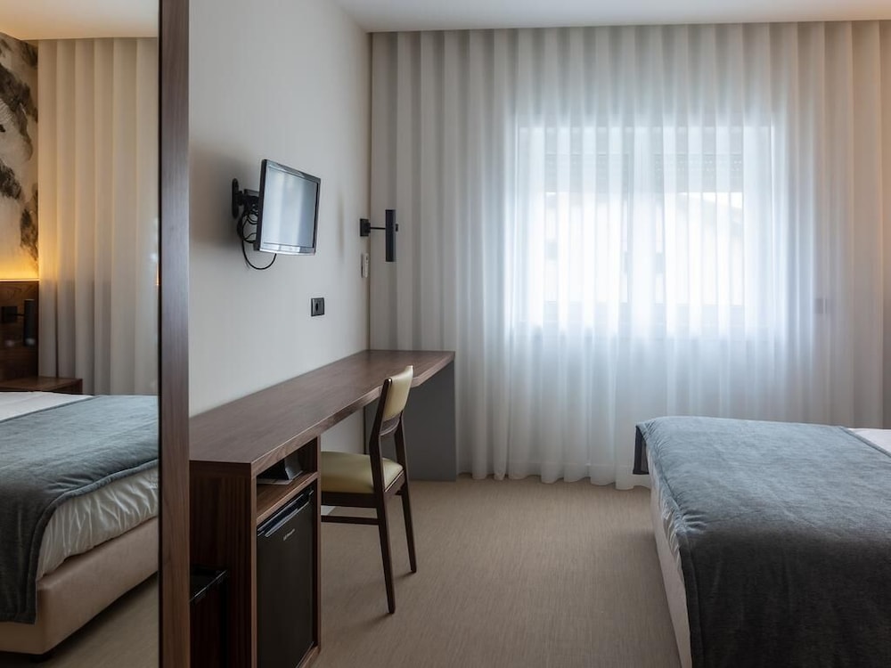 Executive Double or Twin Room thumbnail 5