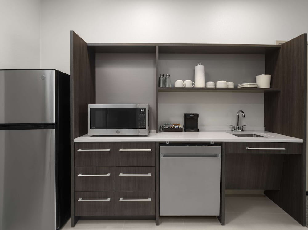 Studio, 1 King Bed, Accessible (Mobility, Hearing, Roll-In Shower) - Photo 4