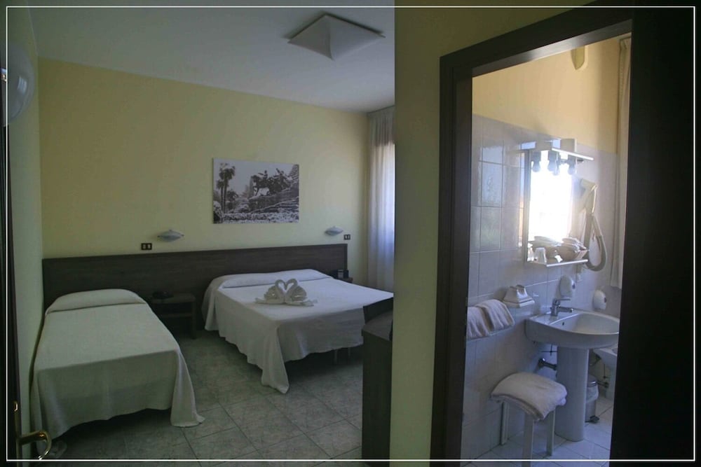 Quadruple Room - Photo 10