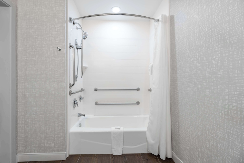 Room, 1 King Bed, Accessible, Bathtub (Mobility & Hearing) - Photo 6