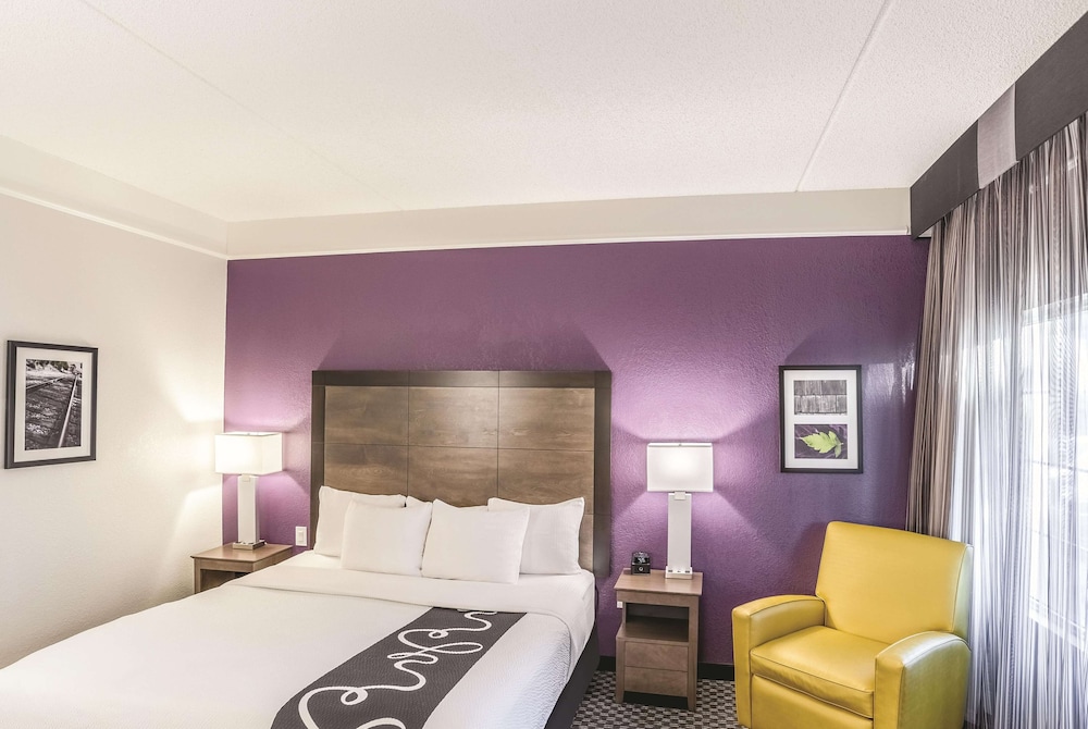 Room, 1 King Bed, Non Smoking - Photo 3