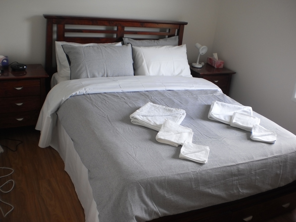 Deluxe Cottage, 2 Bedrooms, Hill View, Lakeside (Riverdowns Cottage) photo 1