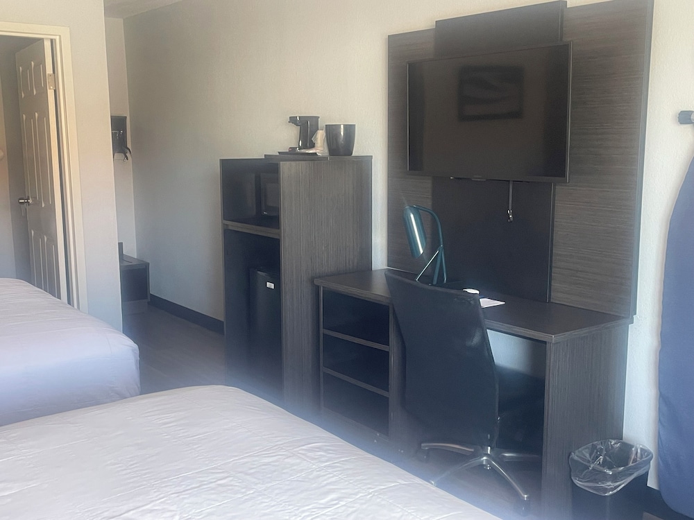 Room, 2 Queen Beds, Accessible, Bathtub - Photo 3