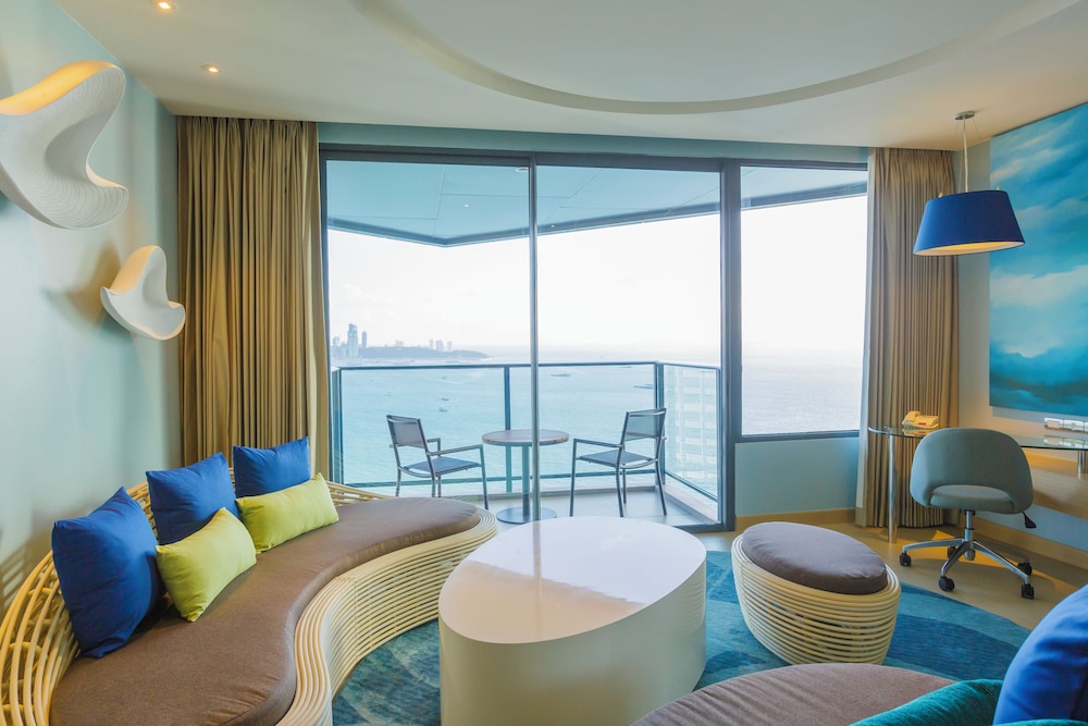 Club Suite, 1 Bedroom (Executive Tower) thumbnail 5