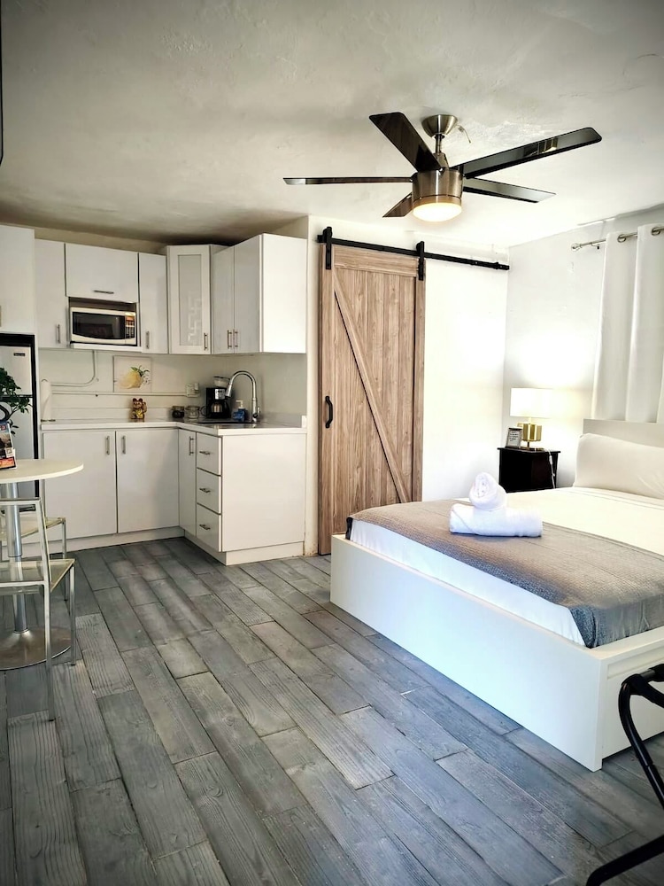 Standard Studio, 1 Queen Bed (S4) photo 1