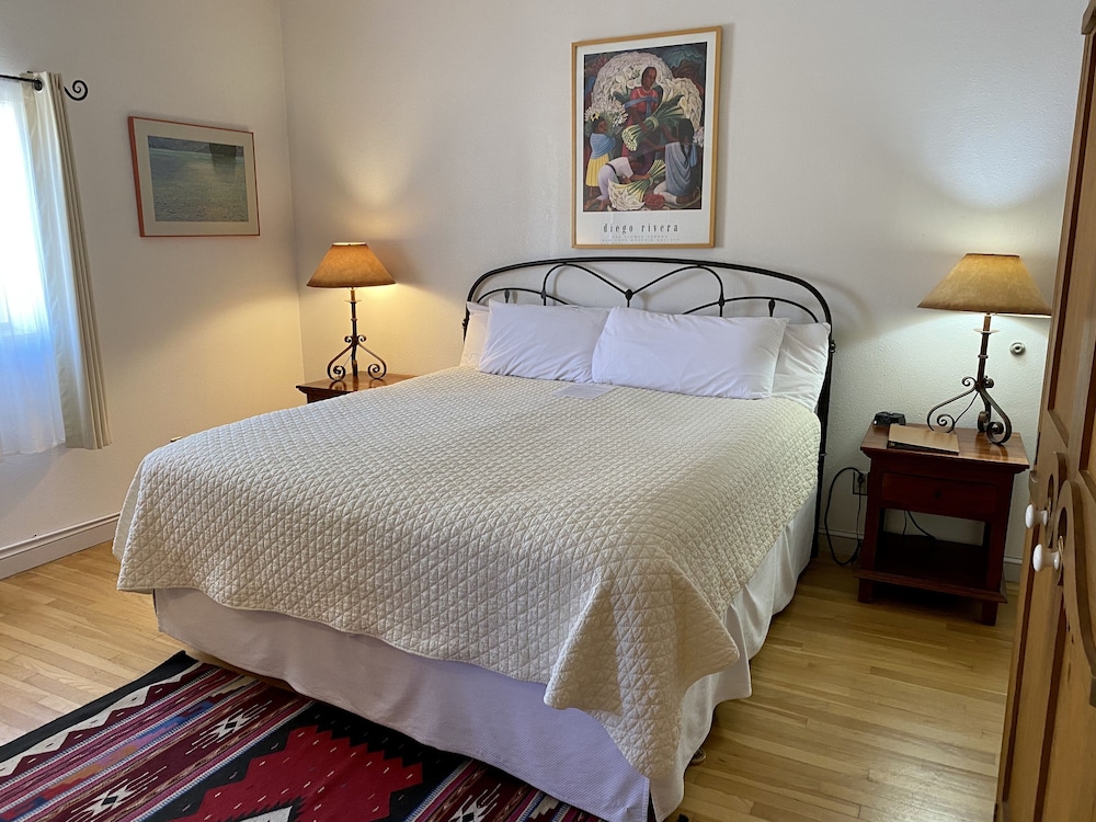 Deluxe Room, 1 King Bed, Courtyard View