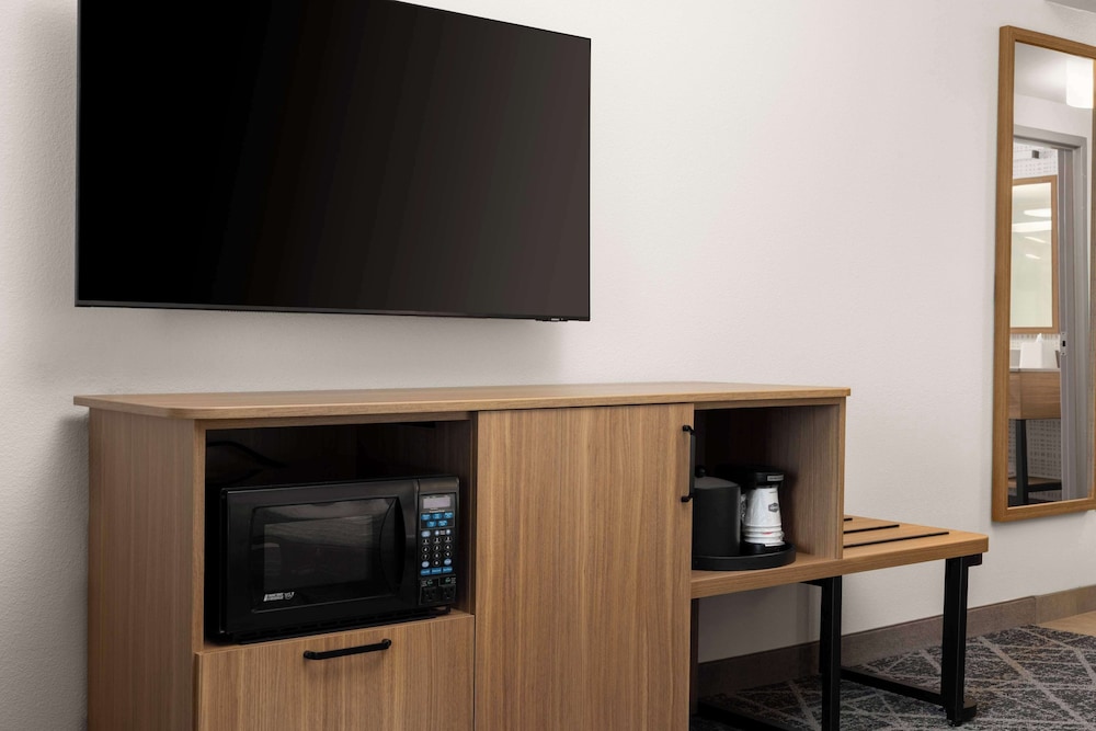 Room, 1 King Bed (Peloton) - Photo 2