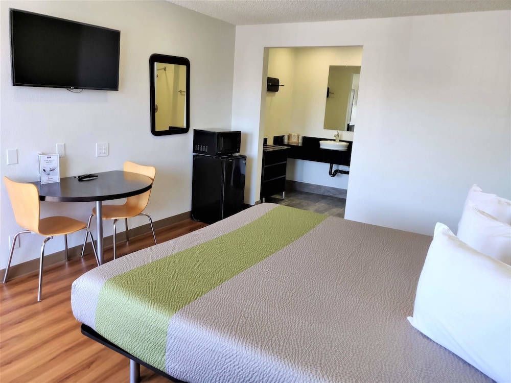 Deluxe Suite, 1 King Bed, Non Smoking, Refrigerator & Microwave photo 2
