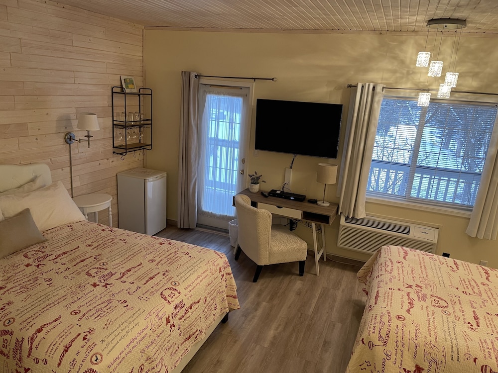 Superior Room, 2 Queen Beds, Patio photo 1