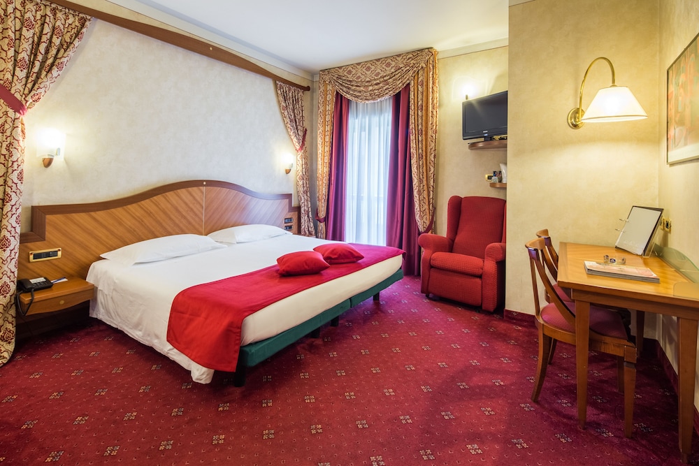 Standard Room, 1 Queen Bed - Photo 2