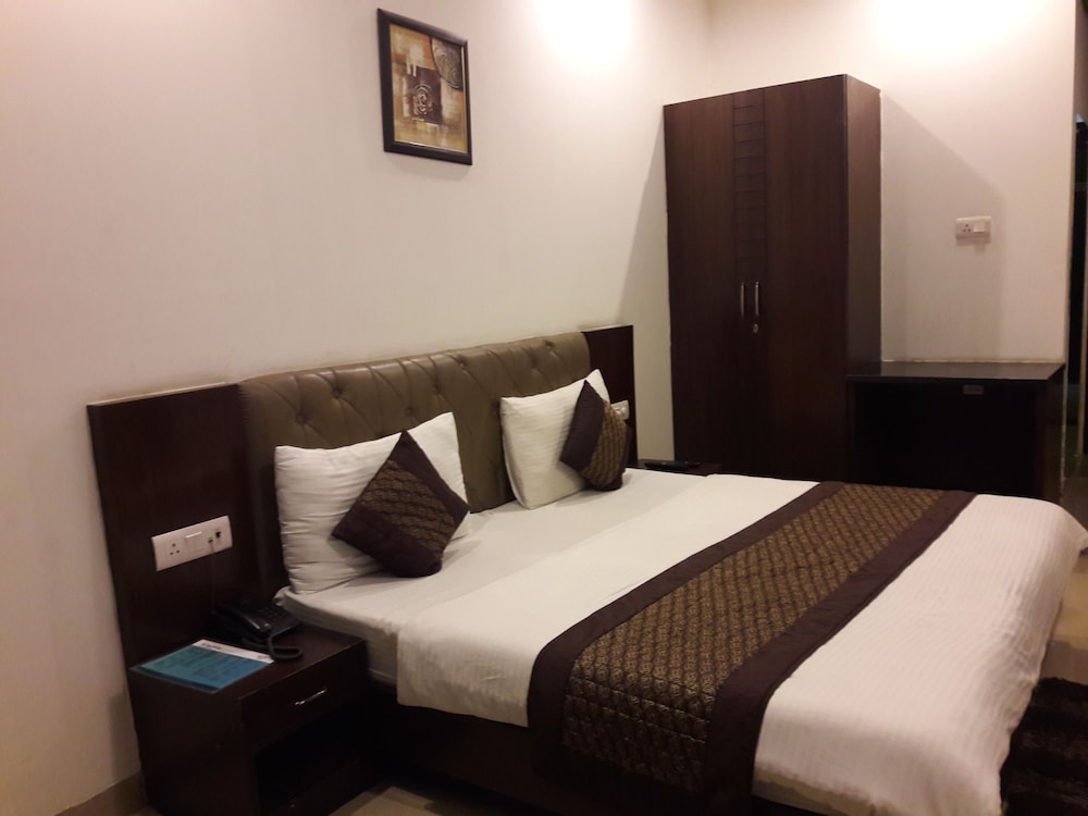 Deluxe Double Room, 1 Bedroom, Smoking, City View