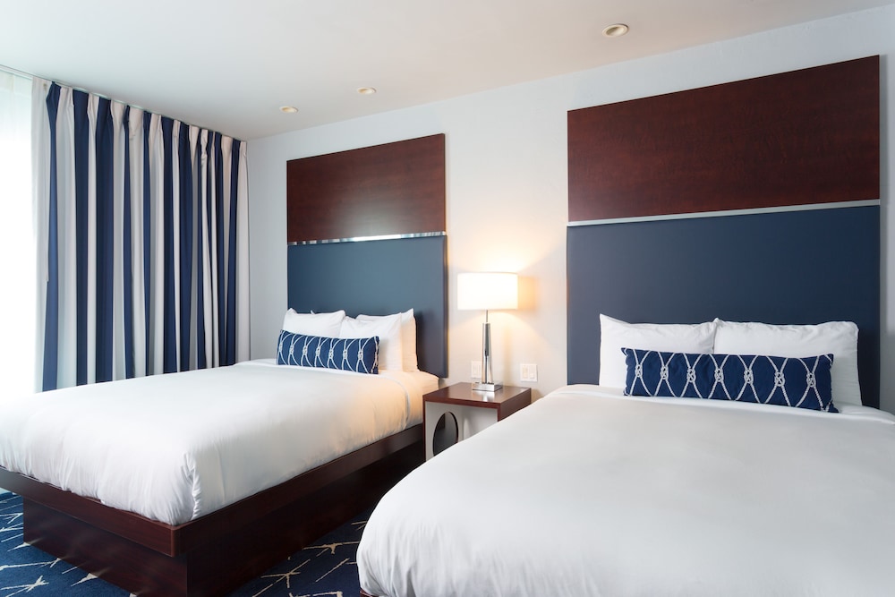 Deluxe Room, 2 Queen Beds - Photo 3