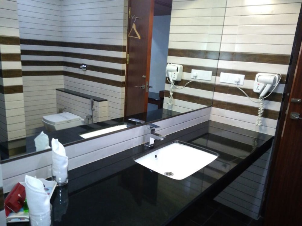 Comfort Room, 1 Double Bed, City View, Corner photo 3