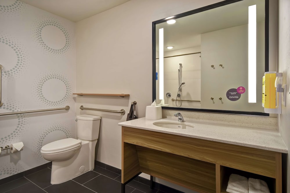 Room, 2 Queen Beds, Accessible (Roll-In Shower) - Photo 3