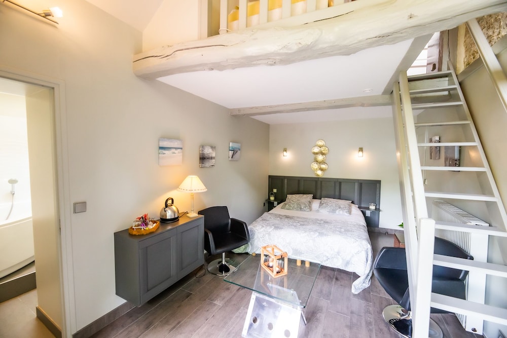 Room (Loggia)