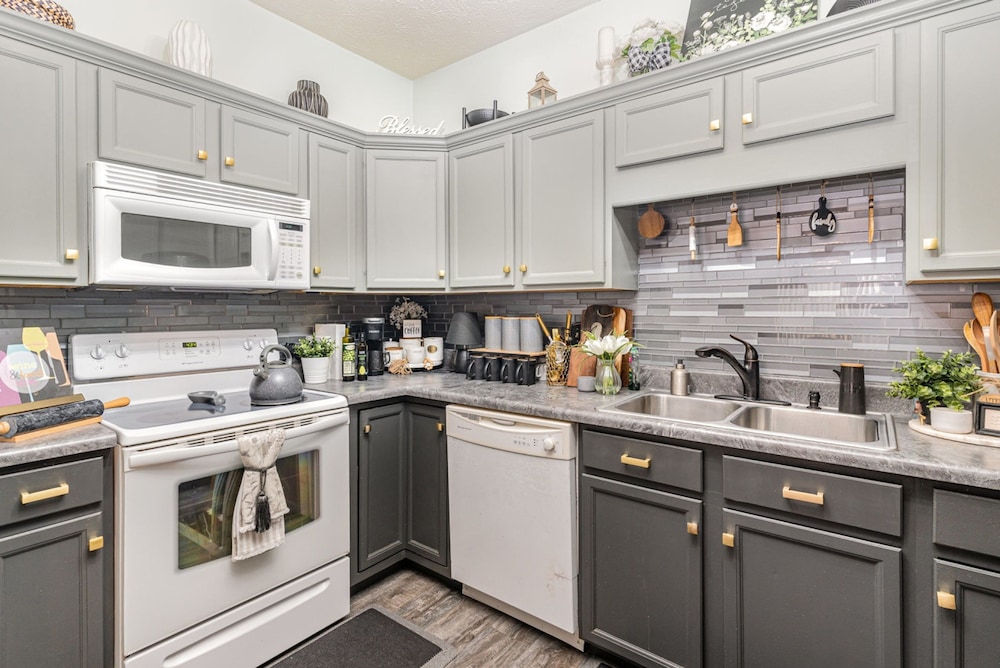 Stylish 2BR Townhome w Garage Patio Perfect for Stays or Assignments, Foto 15