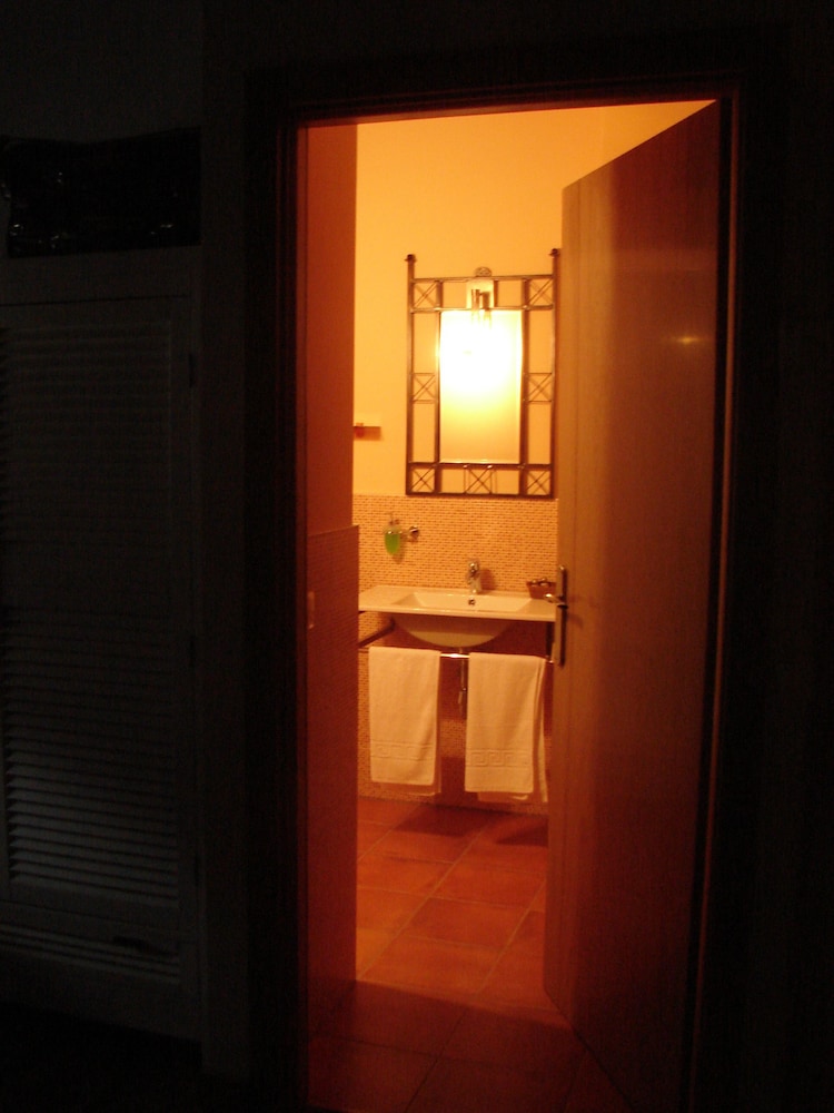 Twin Room (Basarana) photo 3