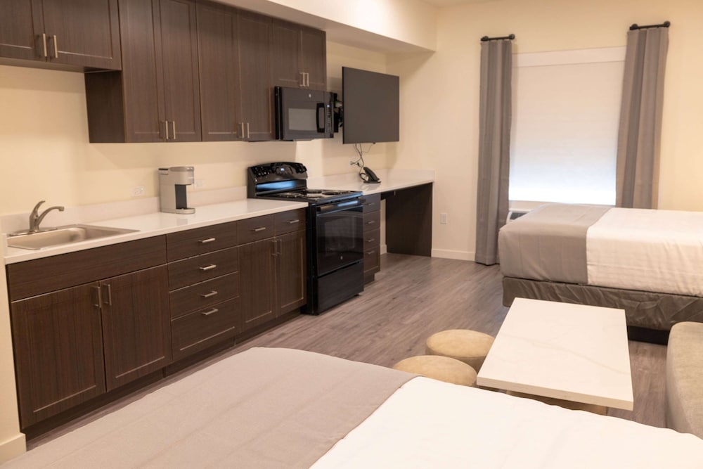 Room, 2 Queen Beds, Mobility Accessible, Non Smoking (Bathtub Grab Bars) photo 1