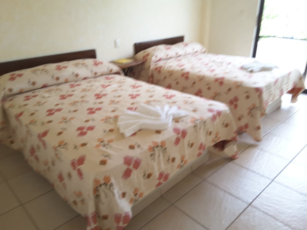 Room, 2 Double Beds photo 3