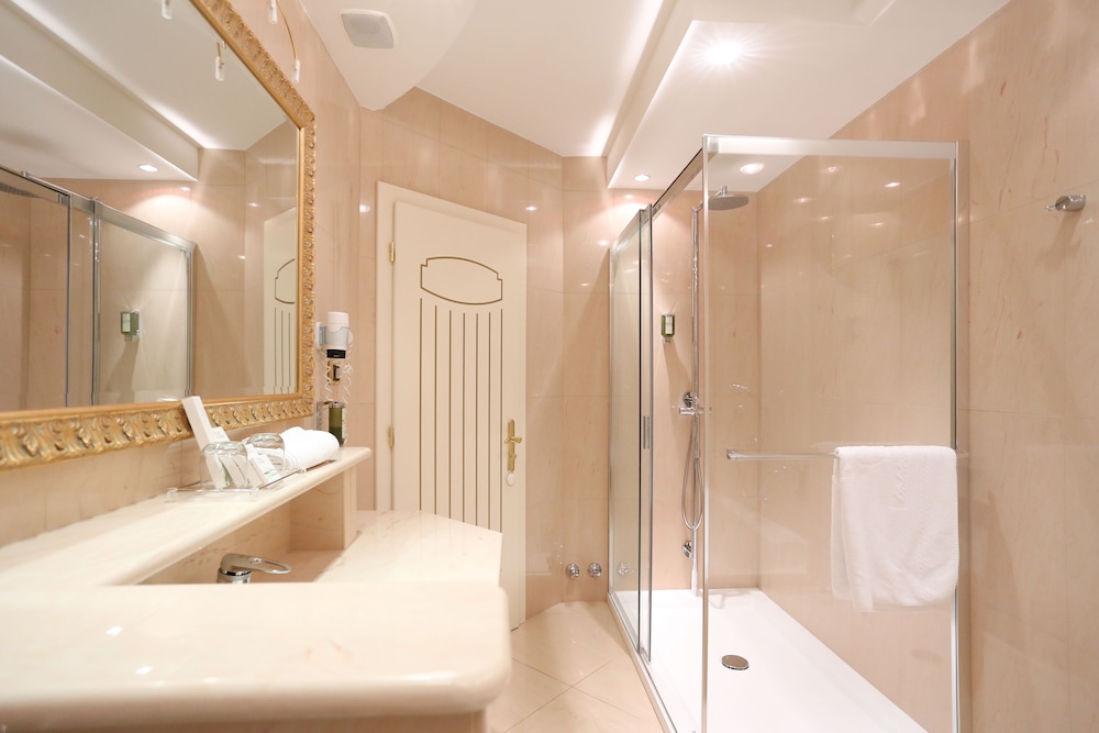 Exclusive Double Room, 1 Bedroom, Refrigerator photo 3