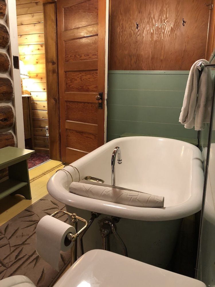 Hotel, Madison Lake (15), Queen, Private Bath, Bathtub,  No Child -5, Shared TV, MW, F, No Roll-away photo 2