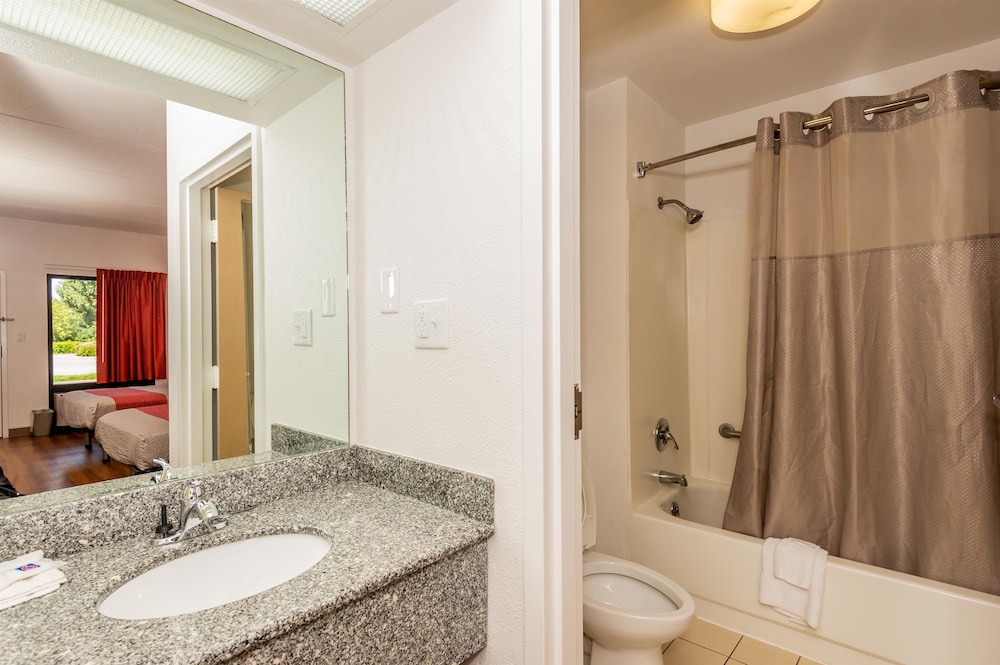 Deluxe Room, 2 Double Beds, Non Smoking, Refrigerator & Microwave - Photo 7