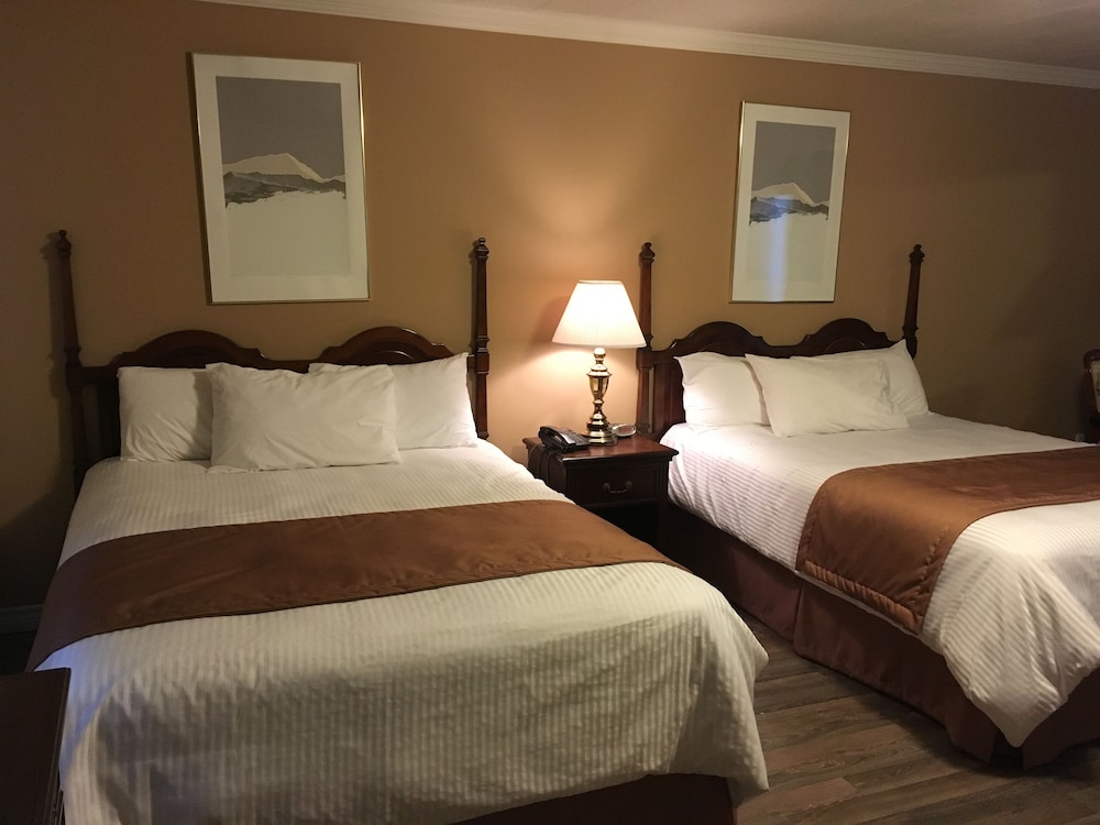 Standard Room, 2 Queen Beds, River View photo 2