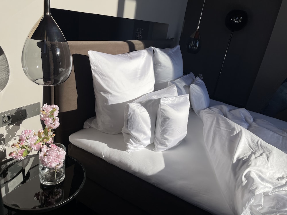 Luxury Room, 1 King Bed, Valley View, Slope side photo 2