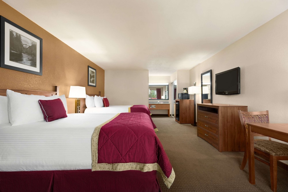 Standard Room, 2 Queen Beds - Photo 1