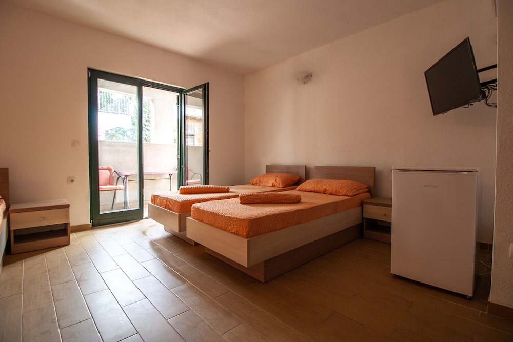 Studio, Partial Sea View (4 Bed) photo 1