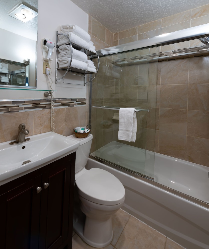Family Double Room, 2 Double Beds, Ground Floor thumbnail 6